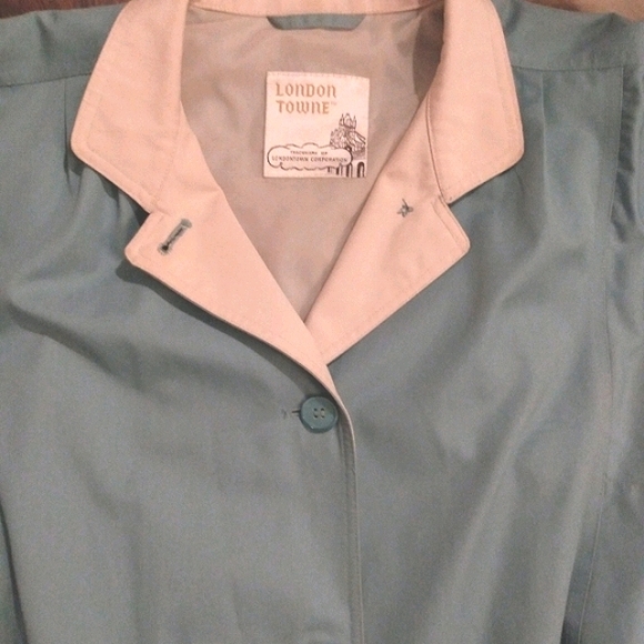 Vintage Women's Towne by London Fog Trench Coat - Picture 2 of 3